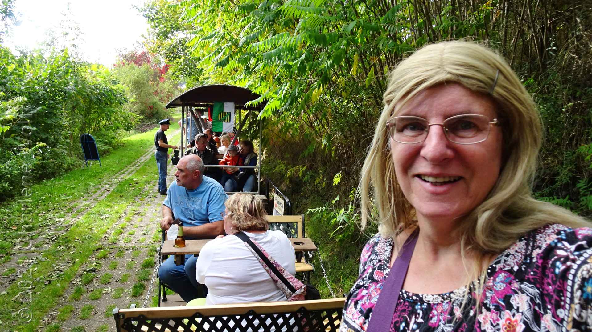 Charlene in der Feldbahn